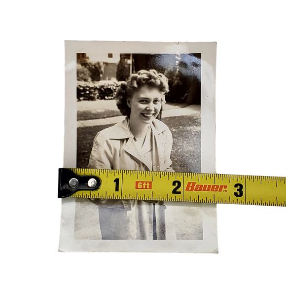 Vtg Beautiful Young Lady Smiling Original Monochrome Photography Found Snapshot - Picture 3 of 4
